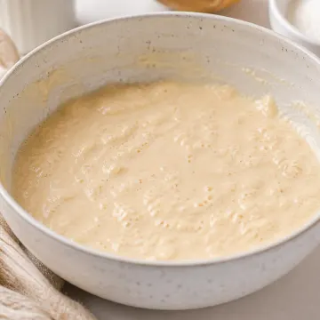 Masa para panqueques con textura espesa y pequeños grumos, lista para reposar