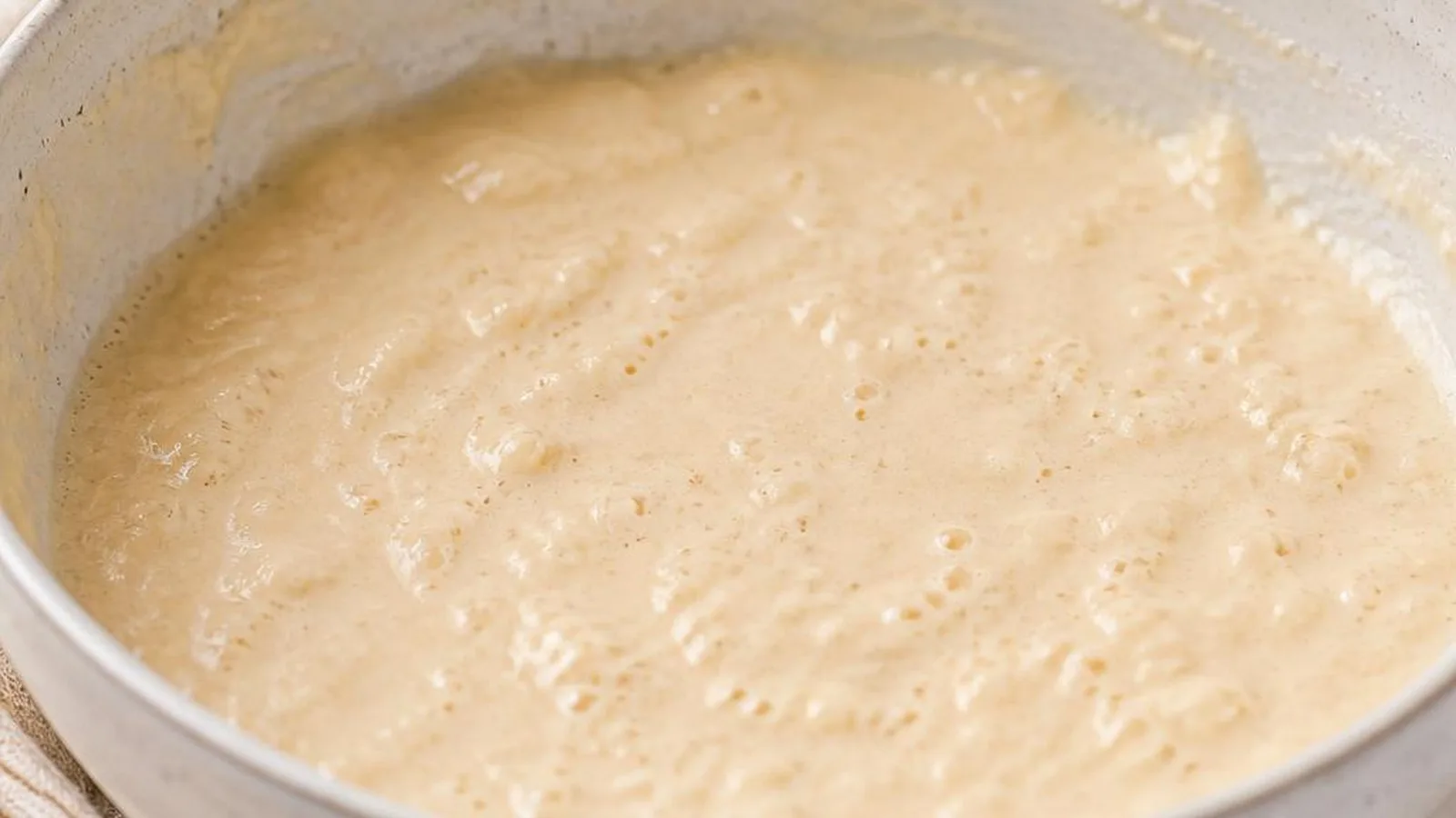 Masa para panqueques con textura espesa y pequeños grumos, lista para reposar