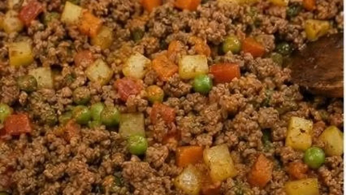 Picadillo de carne molida con papa, zanahoria y chicharos para rellenar jalapenos