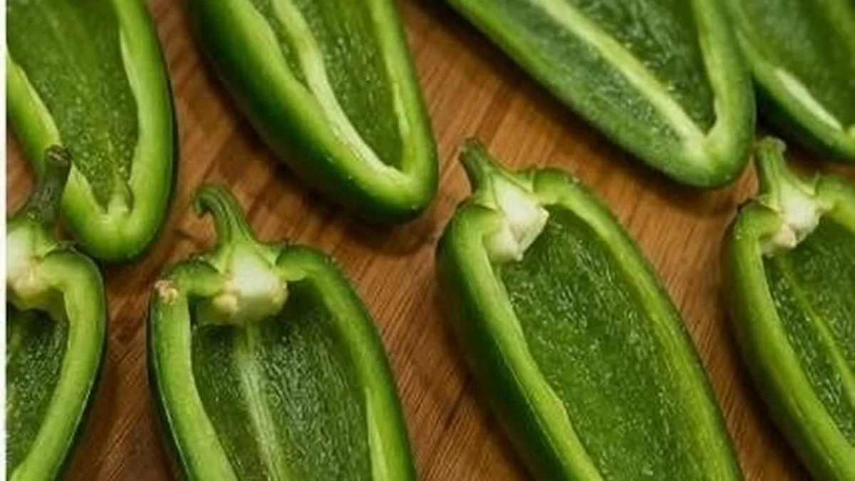 Chiles jalapenos abiertos y limpios listos para rellenar