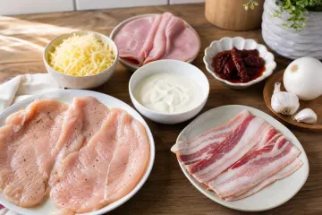 Ingredientes para preparar pechugas rellenas en crema de chipotle con pollo, jamón, queso, tocino y crema