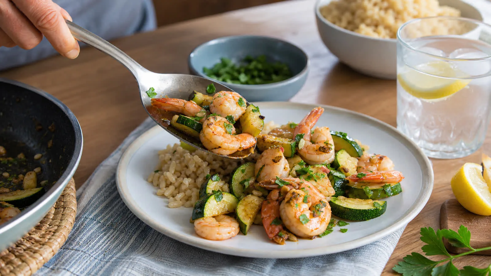Camarones al ajillo con calabacitas servidos sobre arroz integral en mesa casera