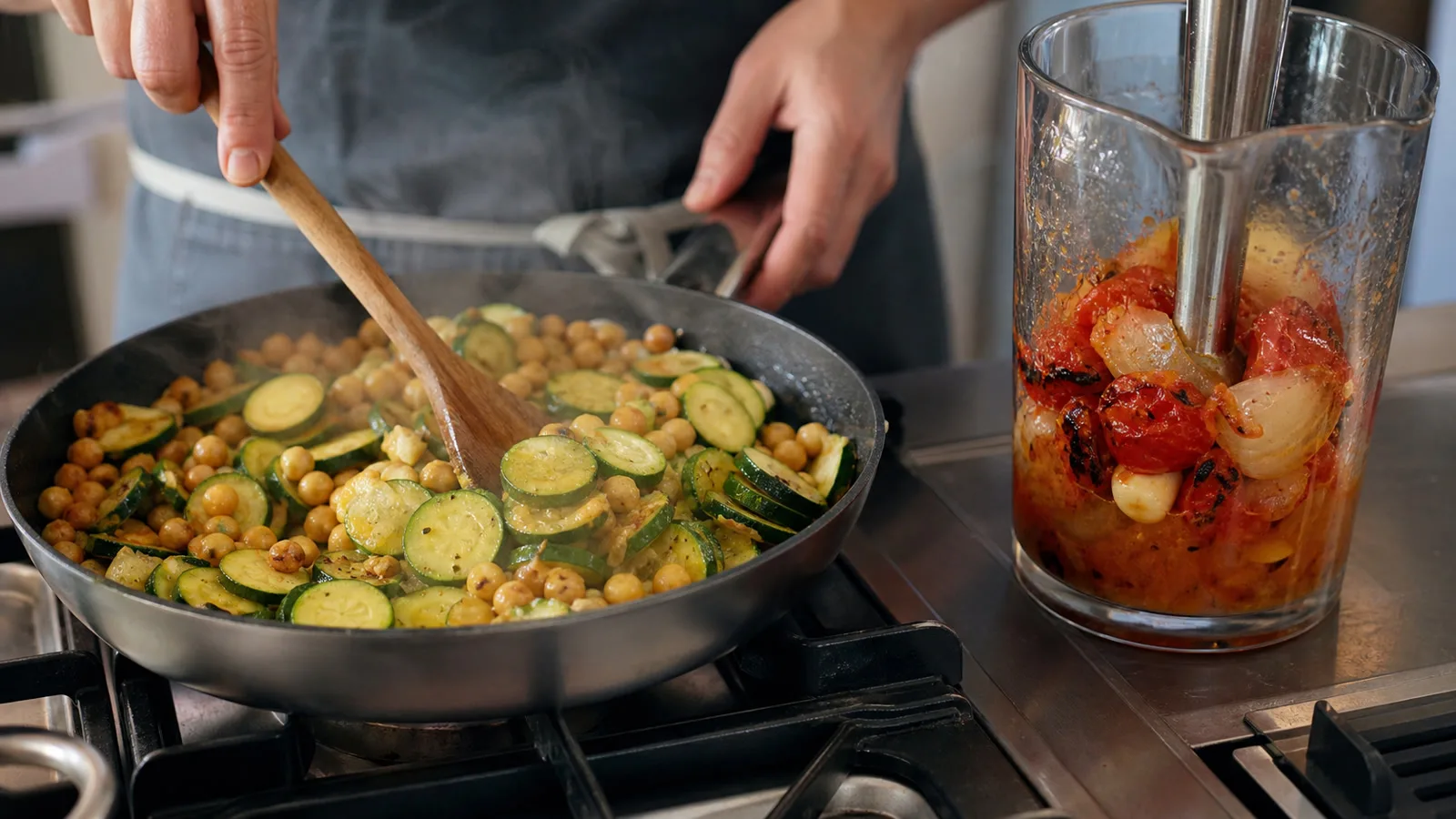 Preparacion casera de calabacitas con garbanzos en sarten y salsa de tomate asado